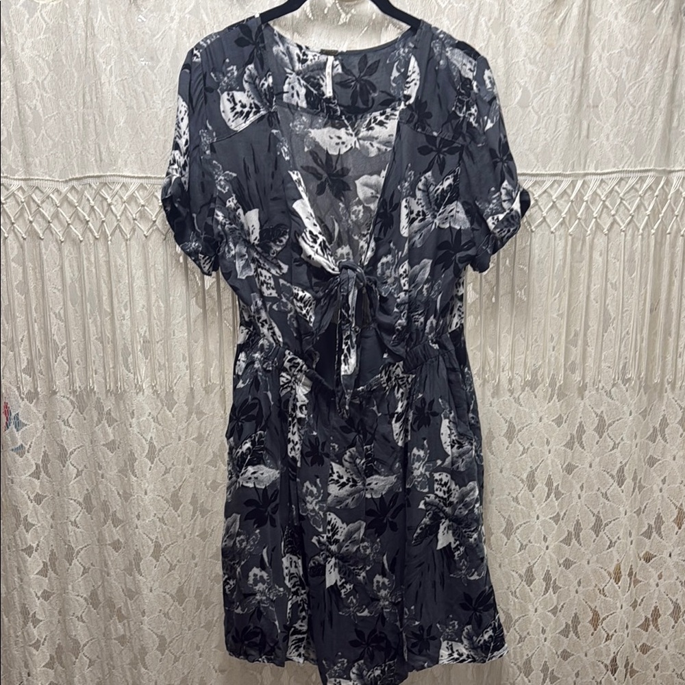 Free People Mini dress with tie and open mid area. Short sleeve. Gray floral